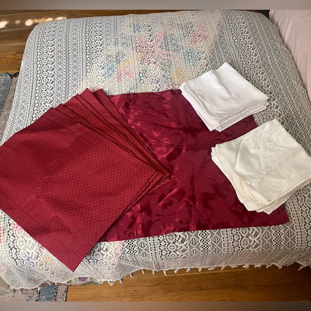 Elegant Red and White Dining Table Linens